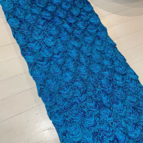 Mermaid Tail Knit Blanket - Picture 6 of 6